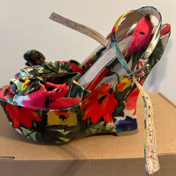Guess Floral Wedge Size 5.5 - Picture 4 of 5